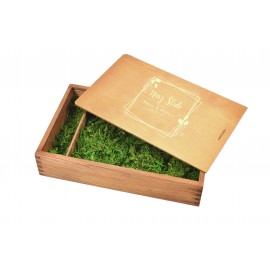 Drewniane pudełko na zdjęcia 15  x 10 jasny brąz + mech - Grawerowane prezenty i dodatki ślubne